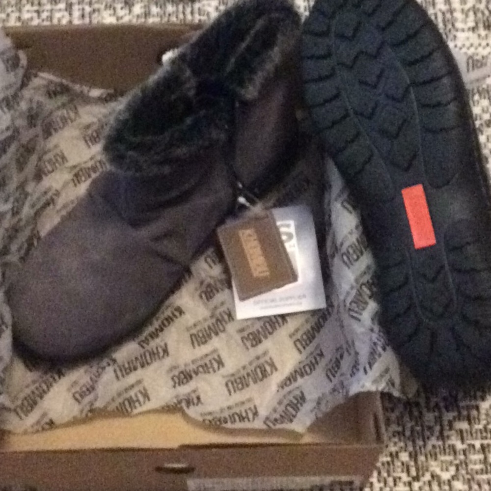 Khombu Grey lined ankle boots. Size 8